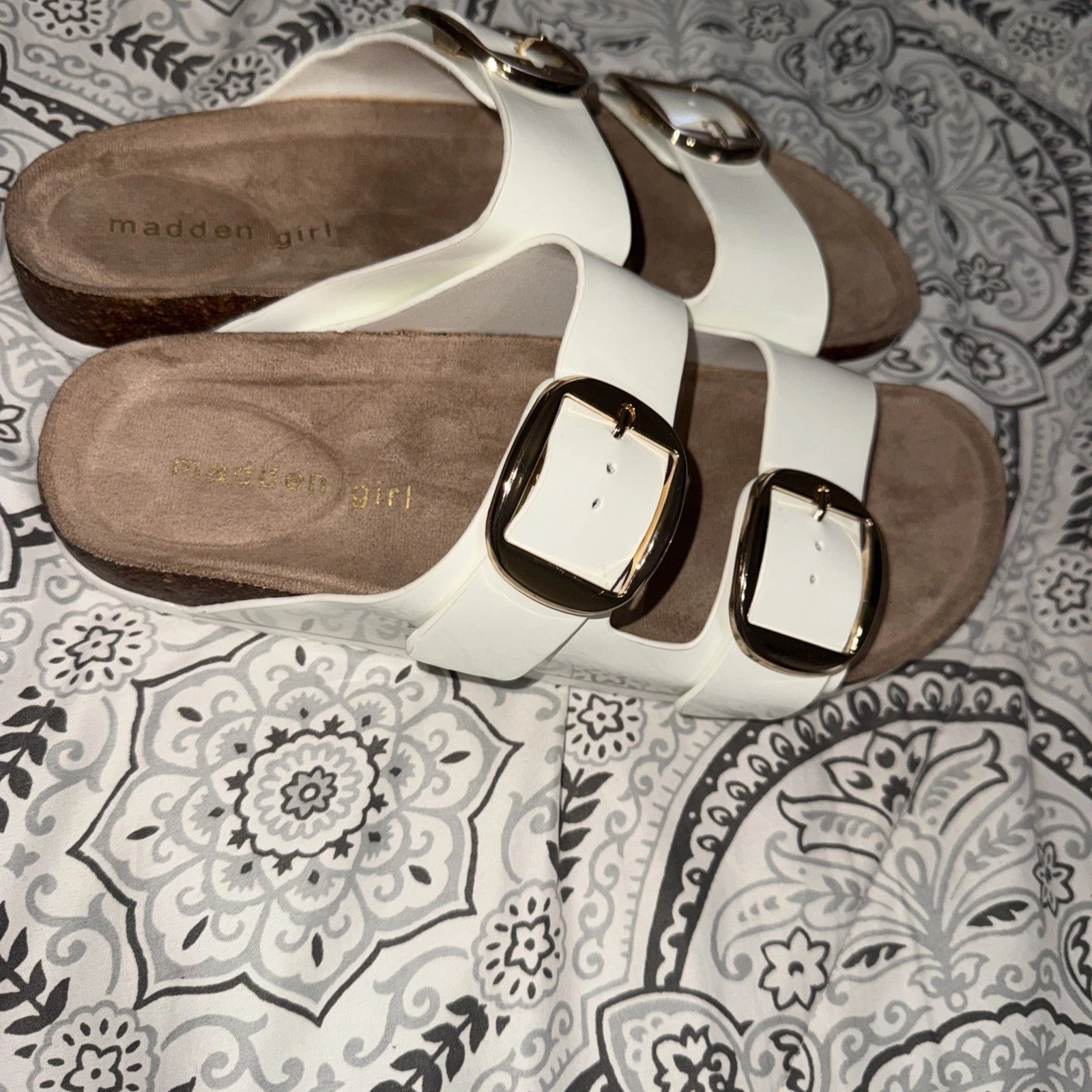 Madden Girl White Gold Bodie 2-Strap Buckle Footbed Sandals Woman’s Size 7M