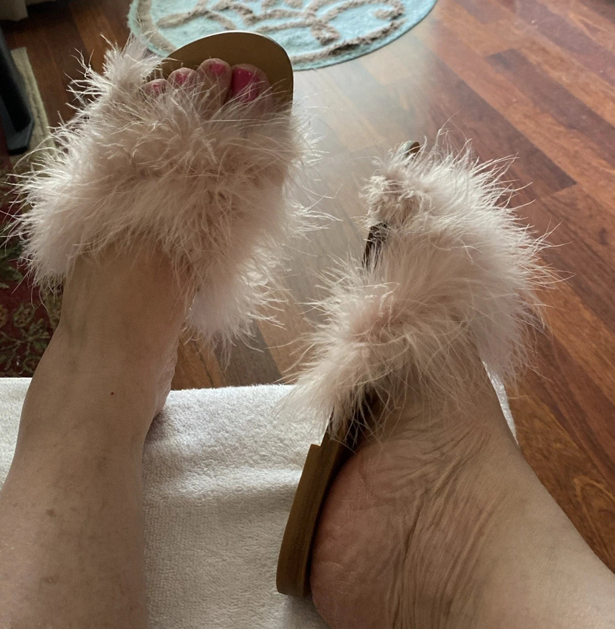 Raye Women 8.5 Pink Feather “Marabou Style”Leather Slides Sandals