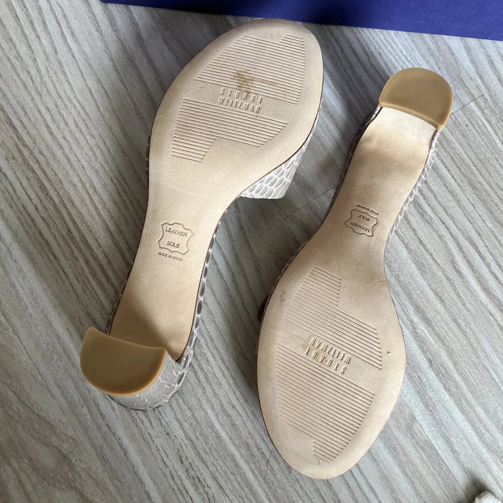 STUART WEITZMAN Style 87580 Taupe Croc Embossed Leather Heels Sandals Size 8.5M