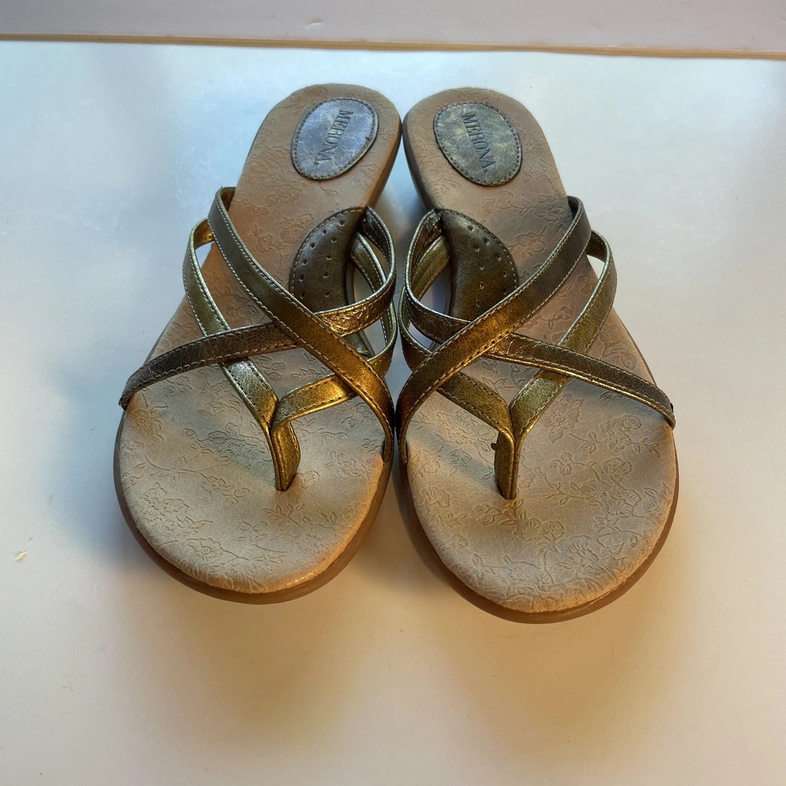 Merona  Bronze Gold Multi Tones  Bands  Sandals Sz 10 M Comfort Style Flip Flops