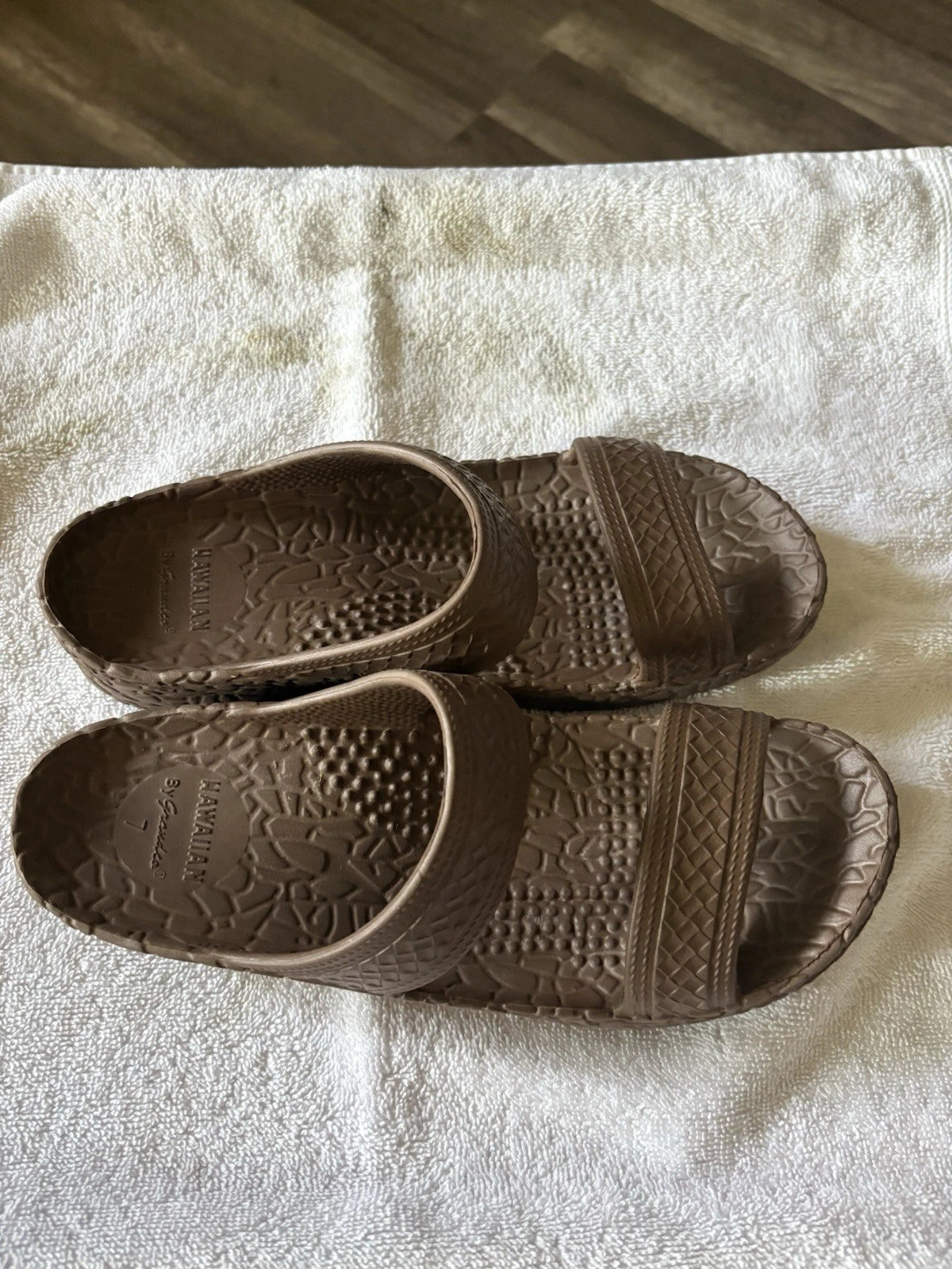 HAWAIIAN by Grandes Textured Brown Double Band Slide Sandals Women’s Sz 7