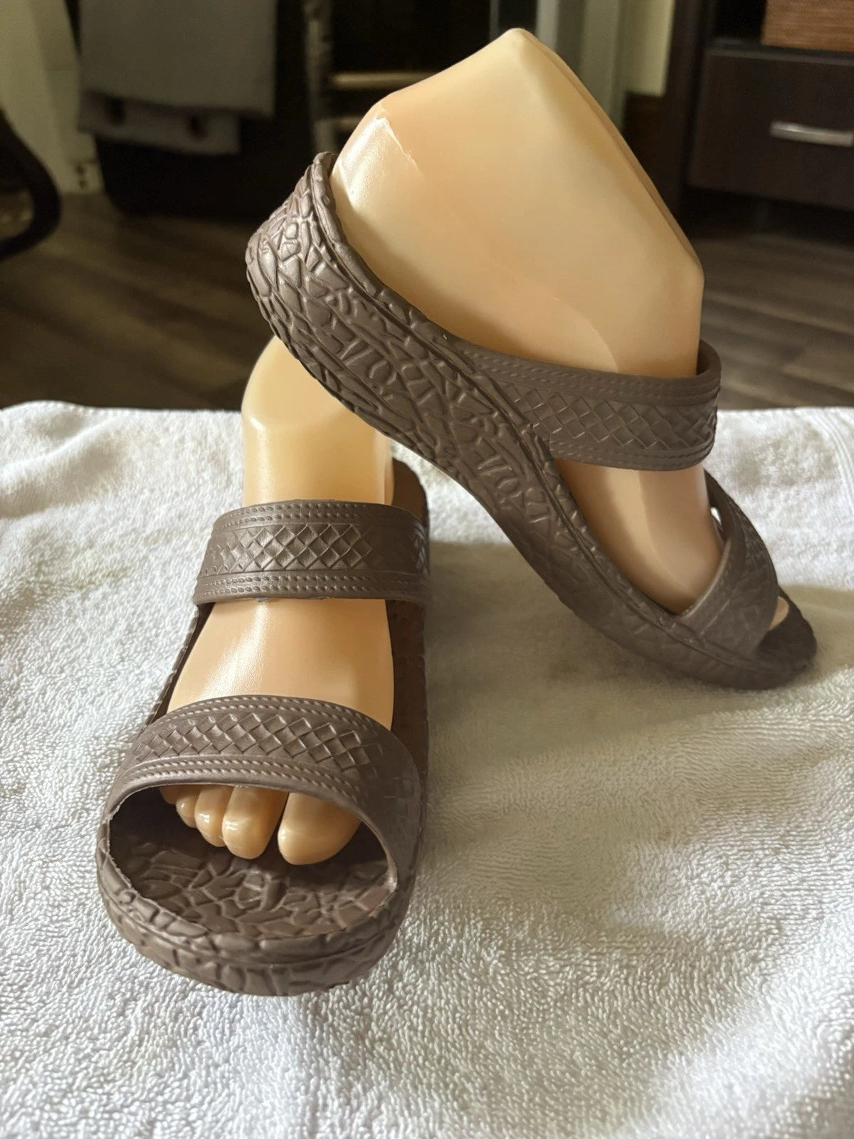 HAWAIIAN by Grandes Textured Brown Double Band Slide Sandals Women’s Sz 7