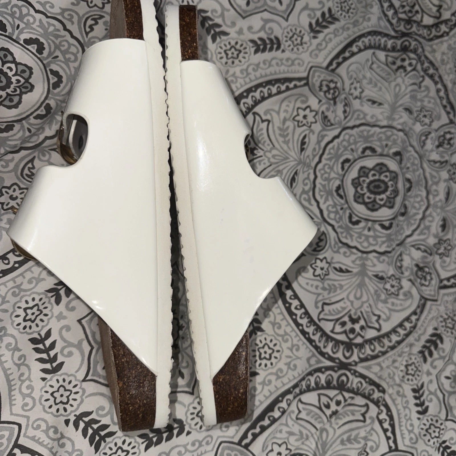 Madden Girl White Gold Bodie 2-Strap Buckle Footbed Sandals Woman’s Size 7M