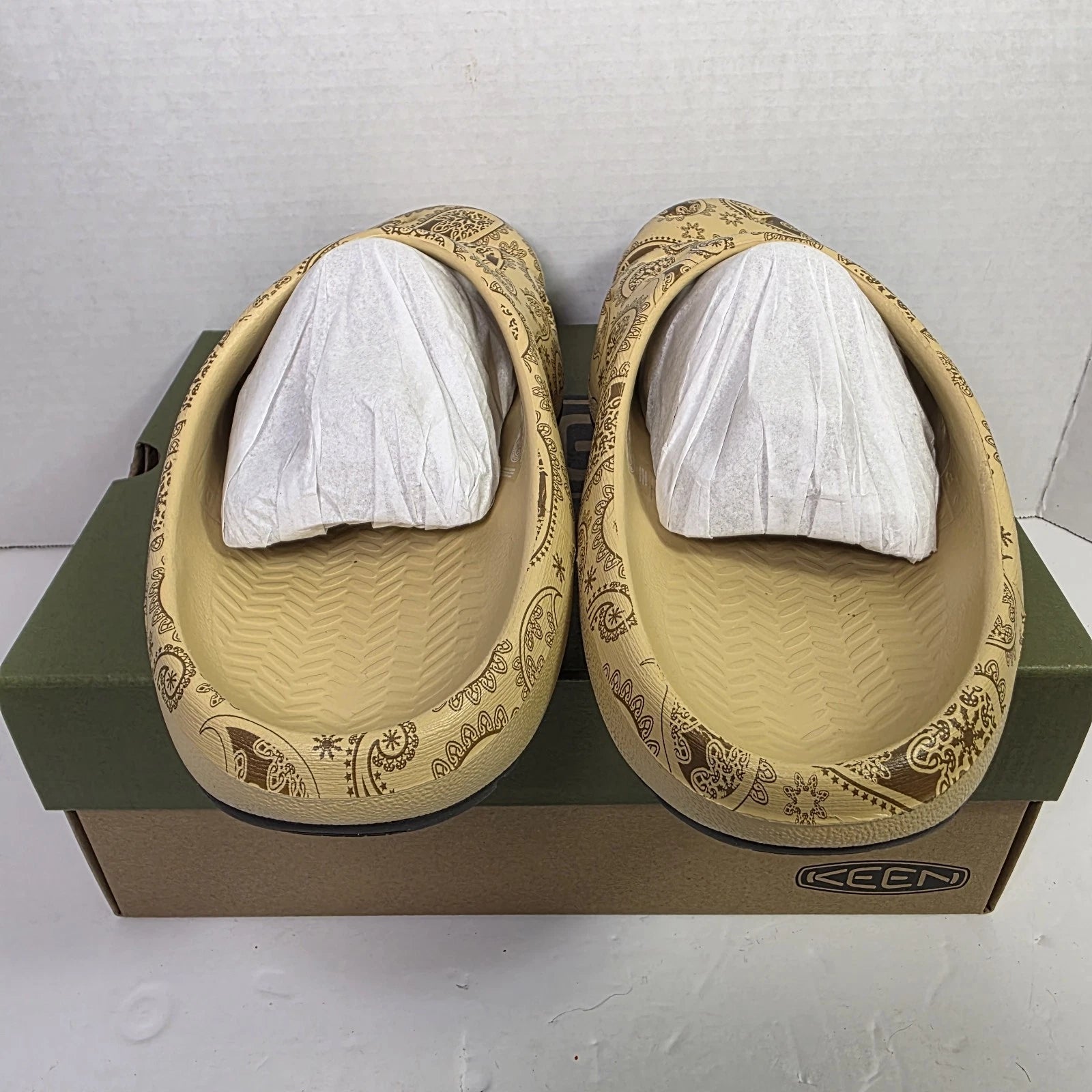 New Keen Yogui Arts Clog x THC Women’s 11 Cafe Latte Paisley Slides $90 With Box
