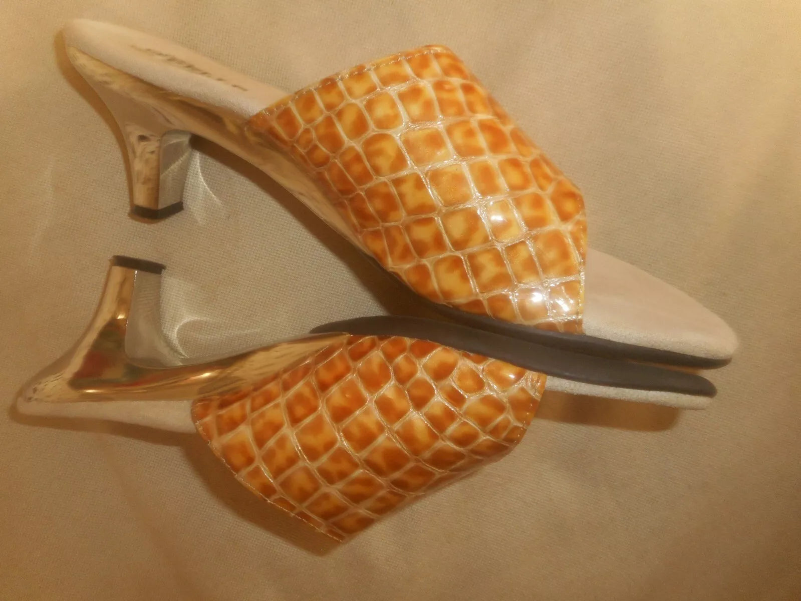 HELLE 100 %  FASHION &  WELLNESS   KITTEN  HEEL  SANDALS  SIZE  10  SPAIN