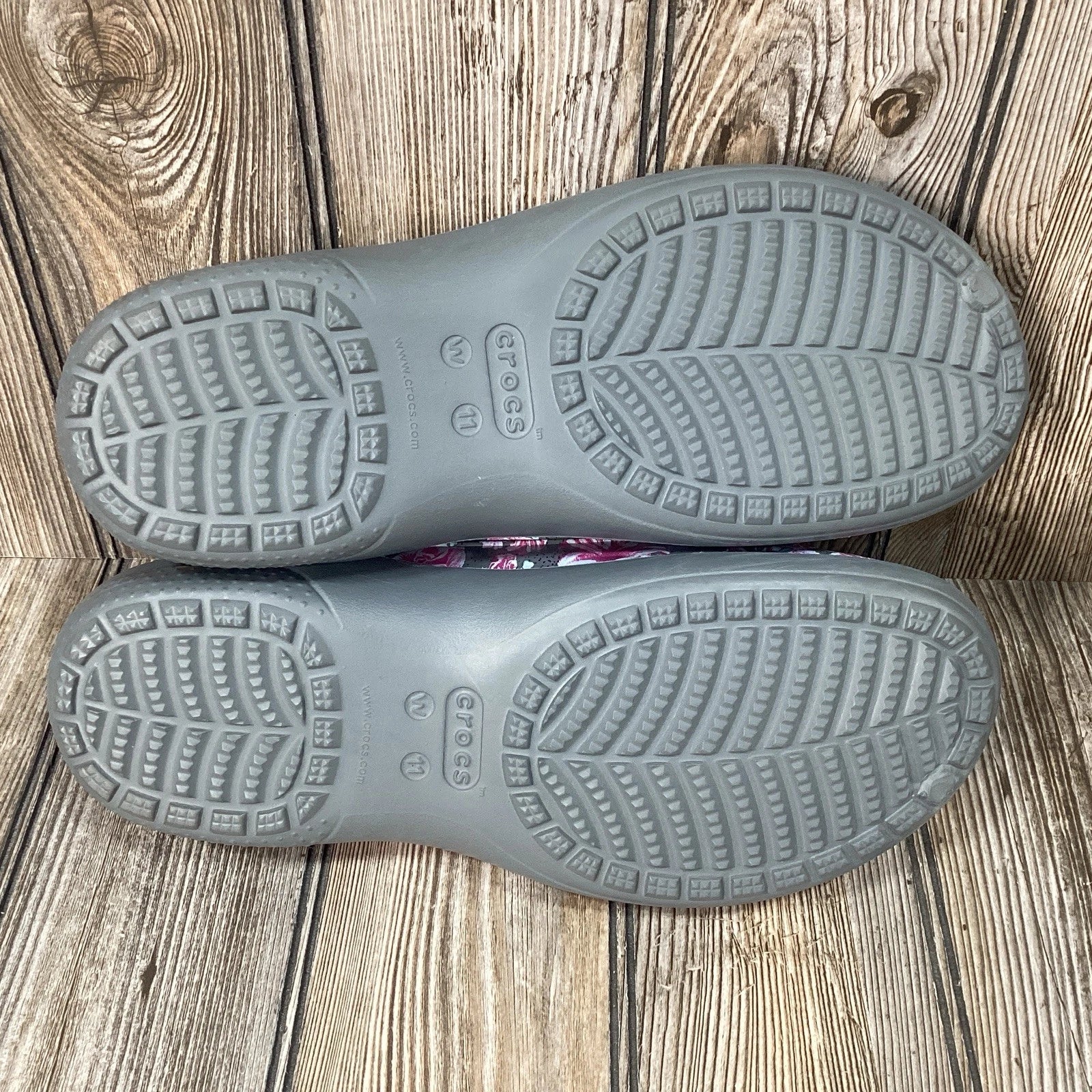 Crocs Womens Floral Design Gray Fur Lined Comfort Slides Shoes Size 11