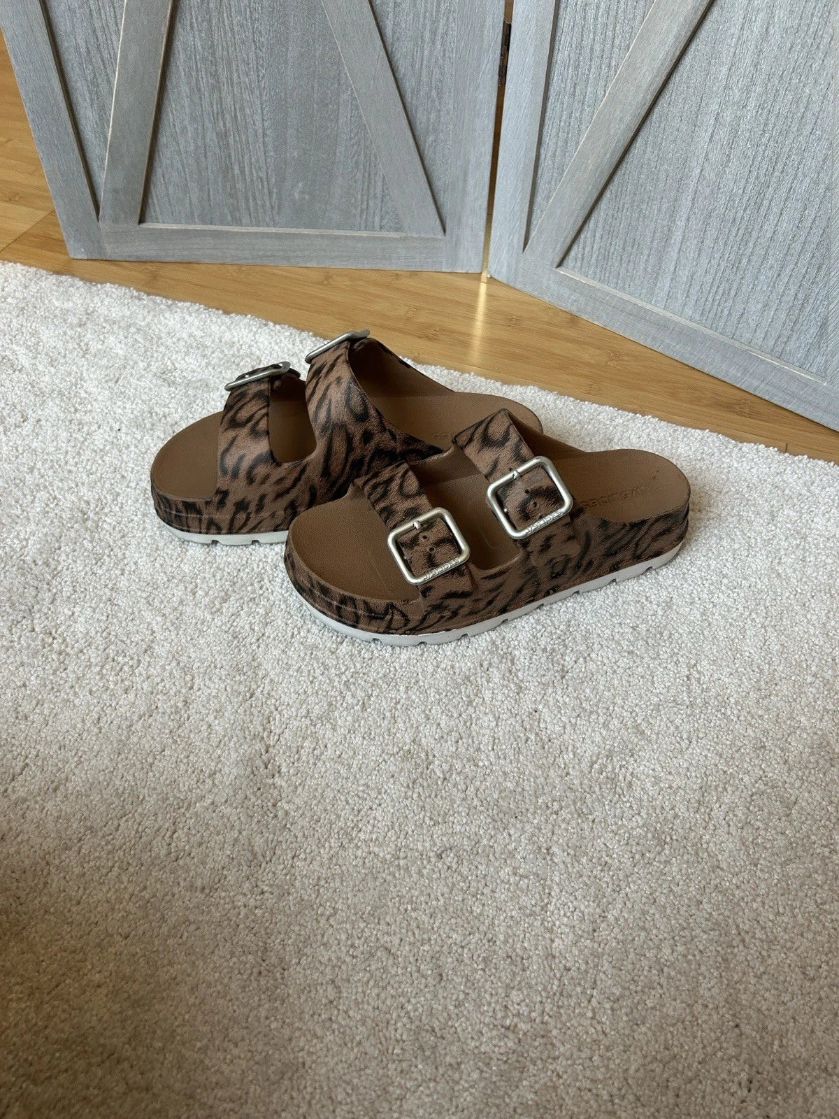 J/Slides Women’s Size 8 Platform Sandals, Leopard Print Style, Great Condition.