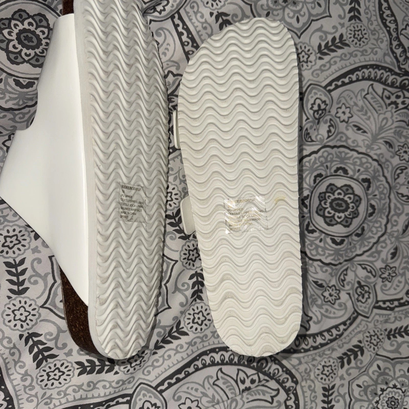 Madden Girl White Gold Bodie 2-Strap Buckle Footbed Sandals Woman’s Size 7M