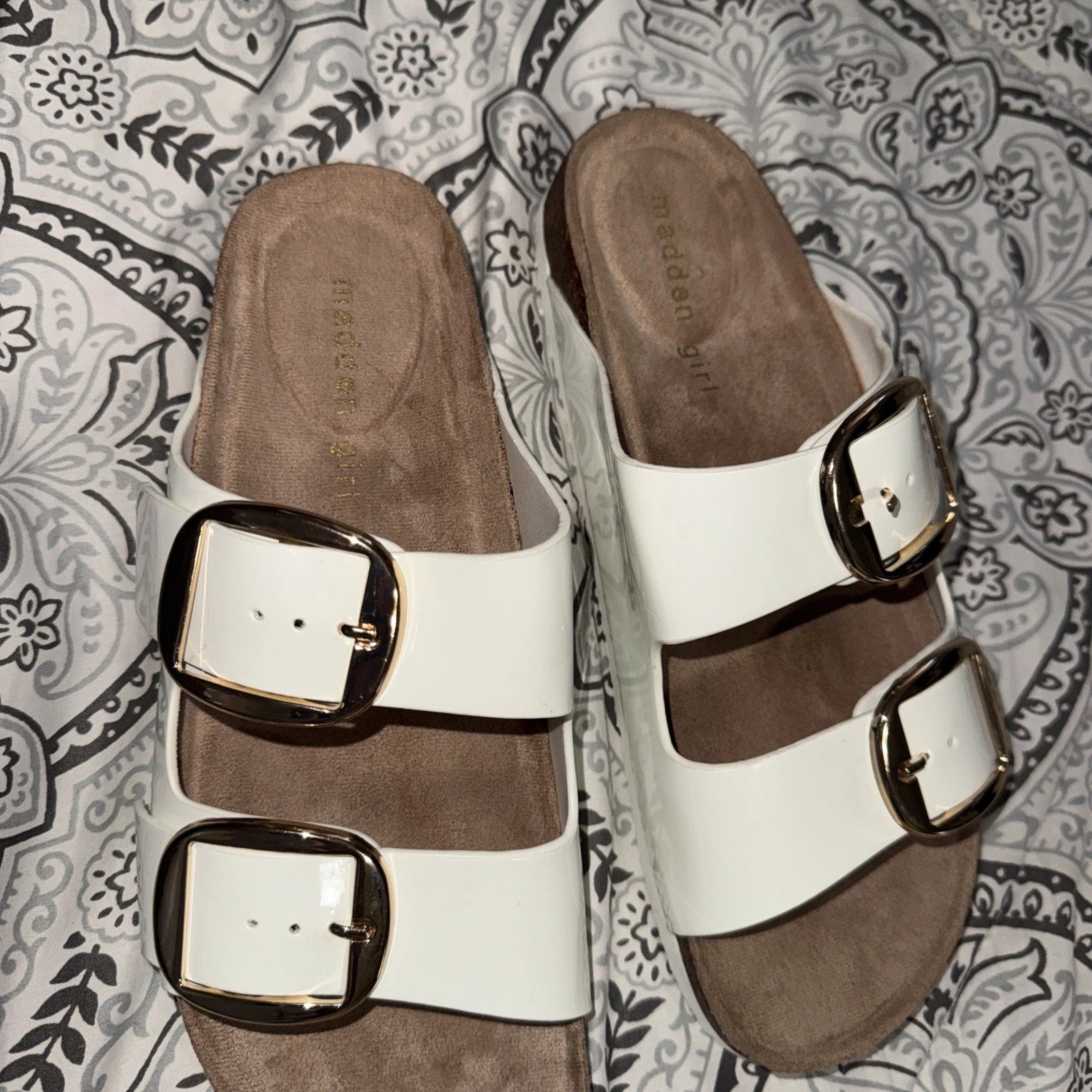 Madden Girl White Gold Bodie 2-Strap Buckle Footbed Sandals Woman’s Size 7M
