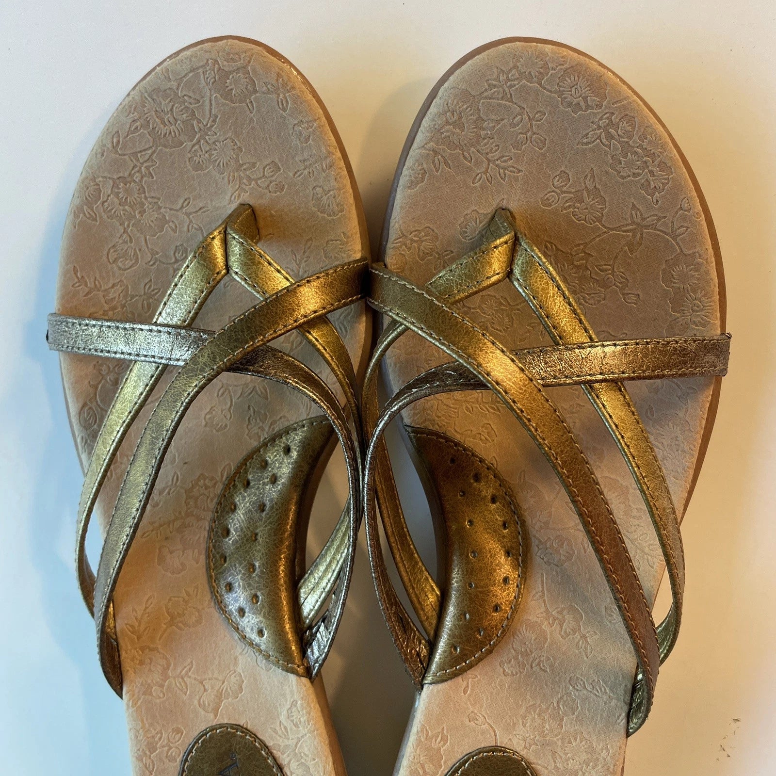 Merona  Bronze Gold Multi Tones  Bands  Sandals Sz 10 M Comfort Style Flip Flops