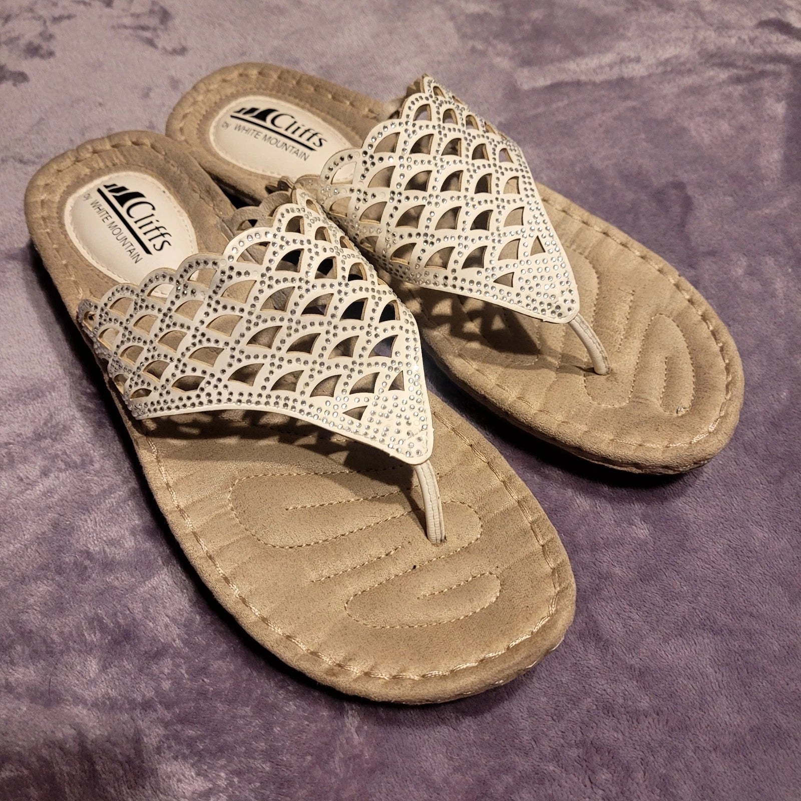 Cliffs Cameo Thong Sandals Sz 9M White Faux Leather Sparkles Lace Wedge Style