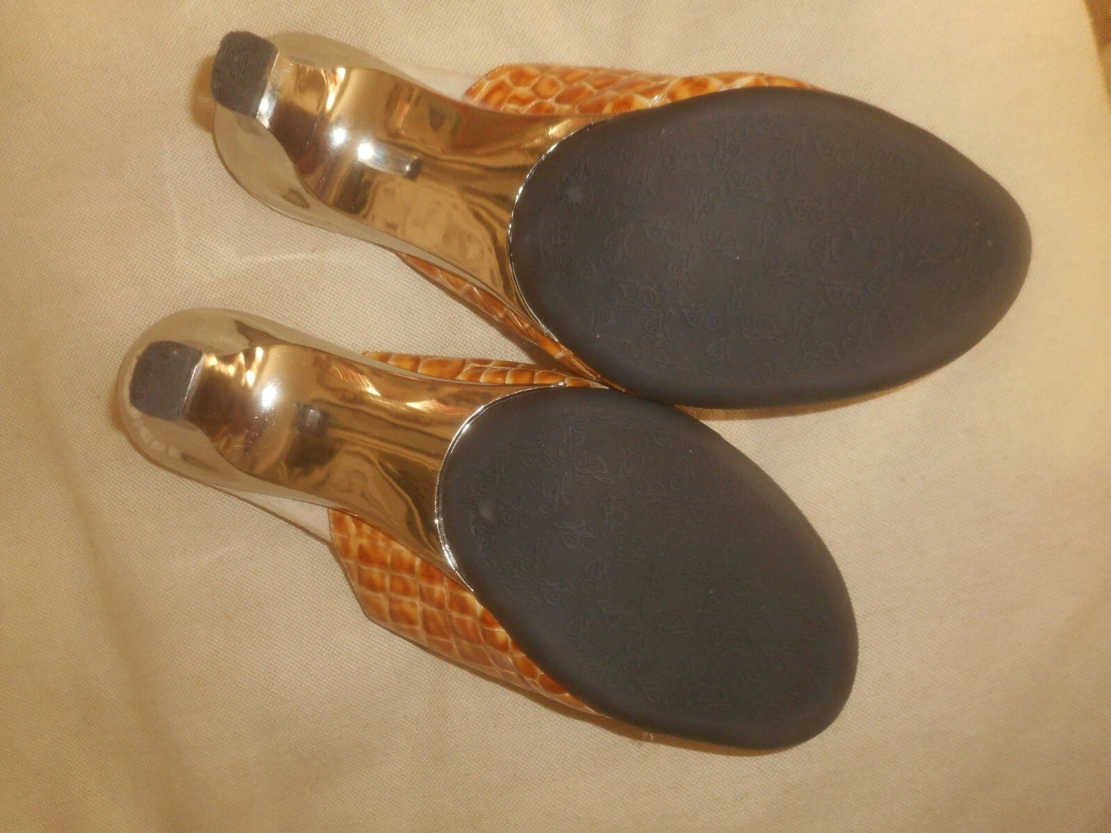 HELLE 100 %  FASHION &  WELLNESS   KITTEN  HEEL  SANDALS  SIZE  10  SPAIN