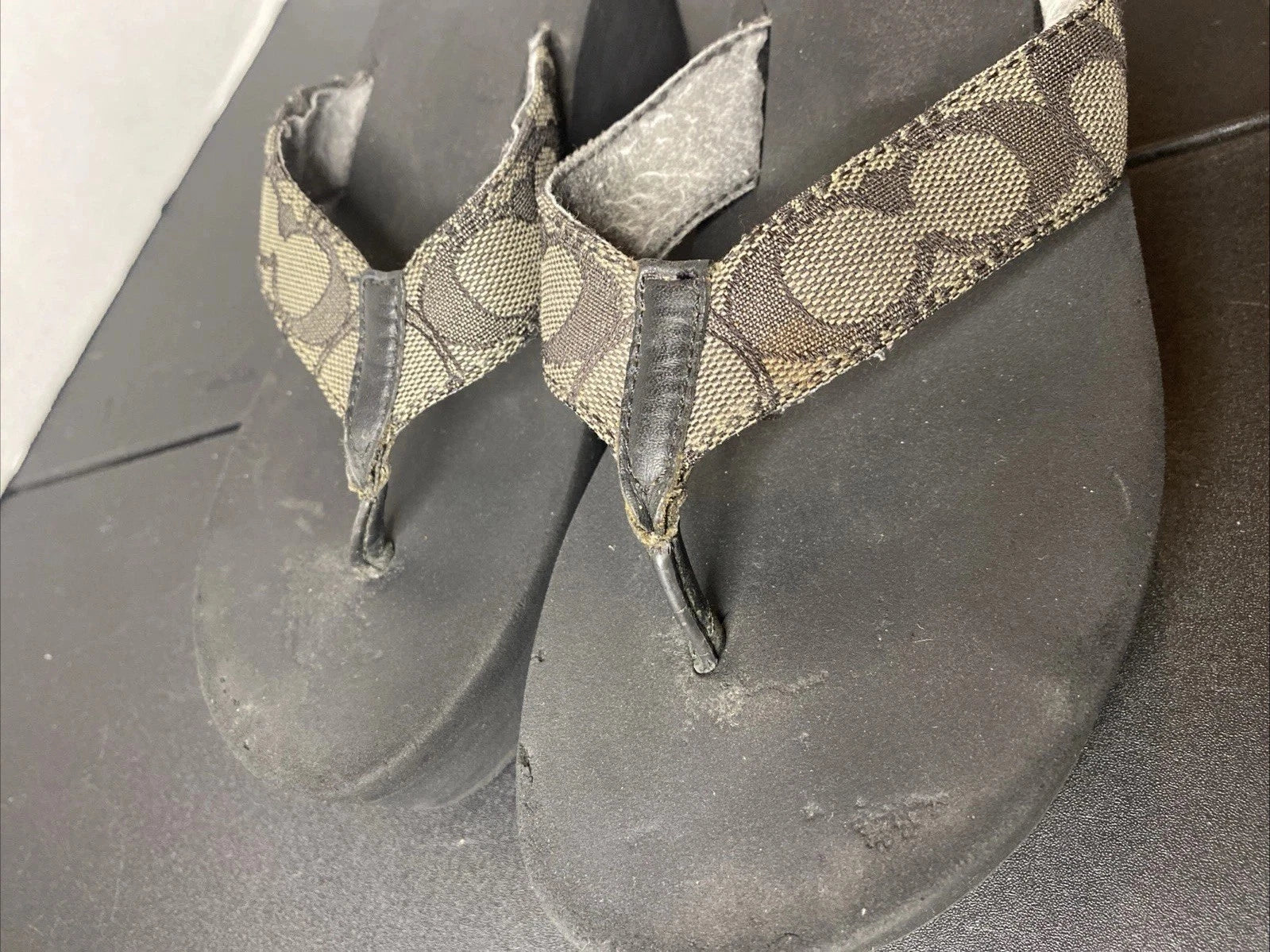 COACH Classic Platform Wedge Flip Flop Sandals Size 8-9 Black/Gray Logo