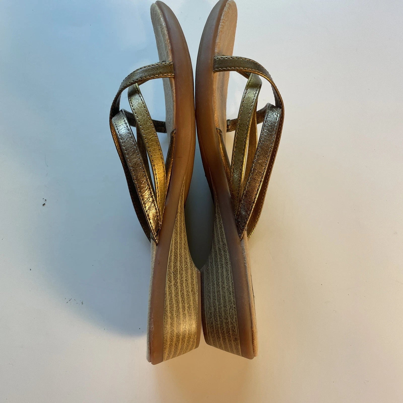 Merona  Bronze Gold Multi Tones  Bands  Sandals Sz 10 M Comfort Style Flip Flops