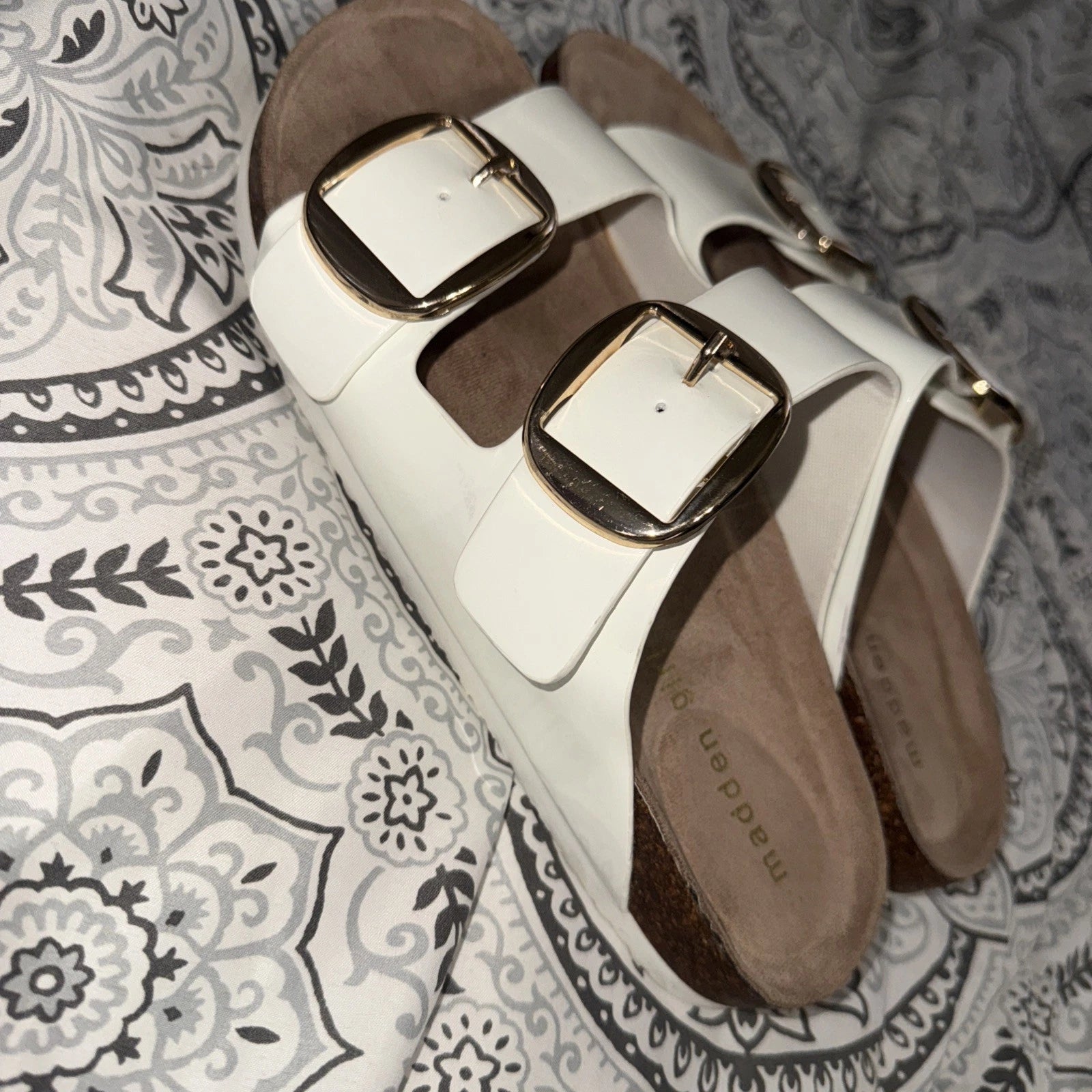 Madden Girl White Gold Bodie 2-Strap Buckle Footbed Sandals Woman’s Size 7M