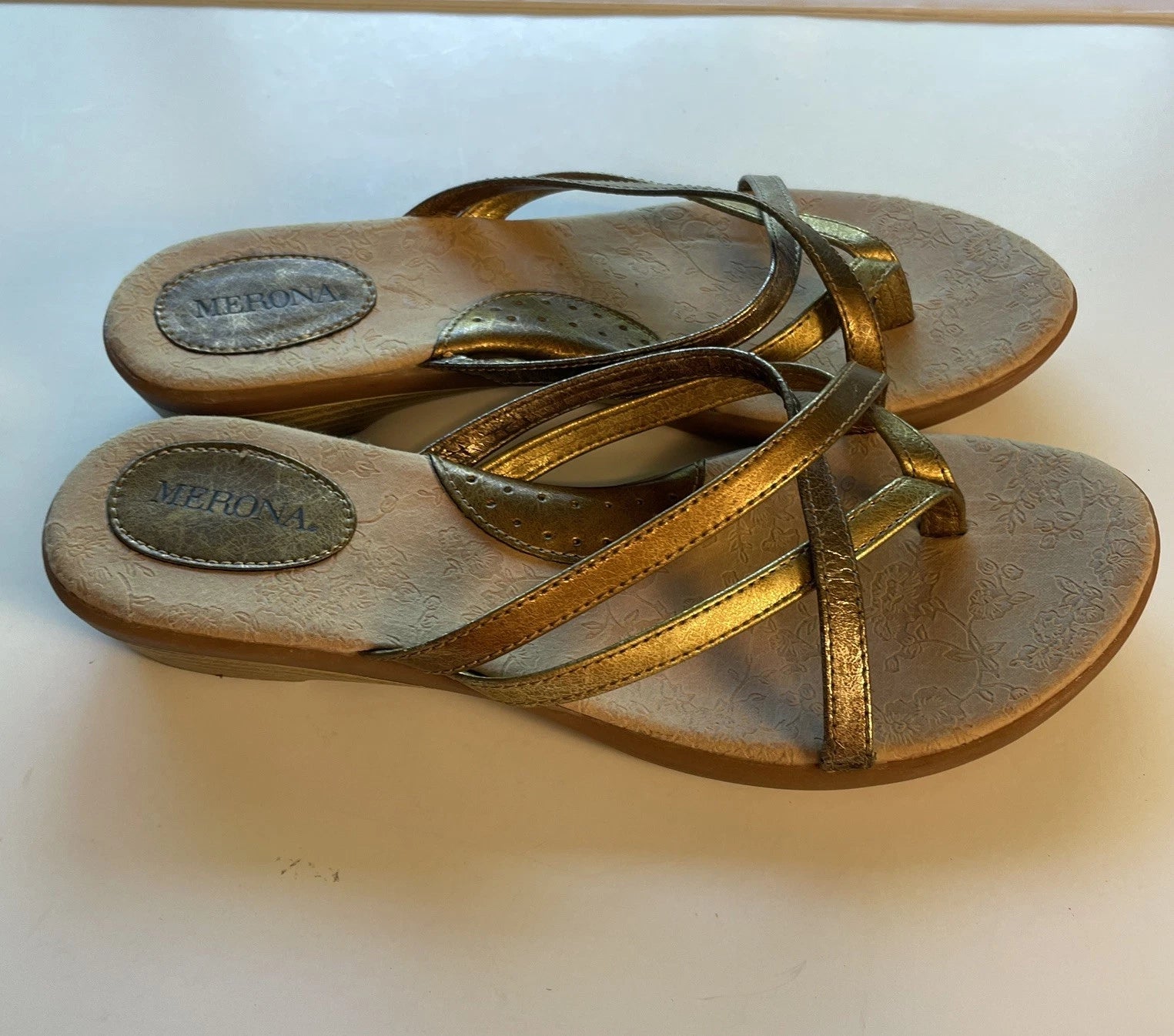 Merona  Bronze Gold Multi Tones  Bands  Sandals Sz 10 M Comfort Style Flip Flops