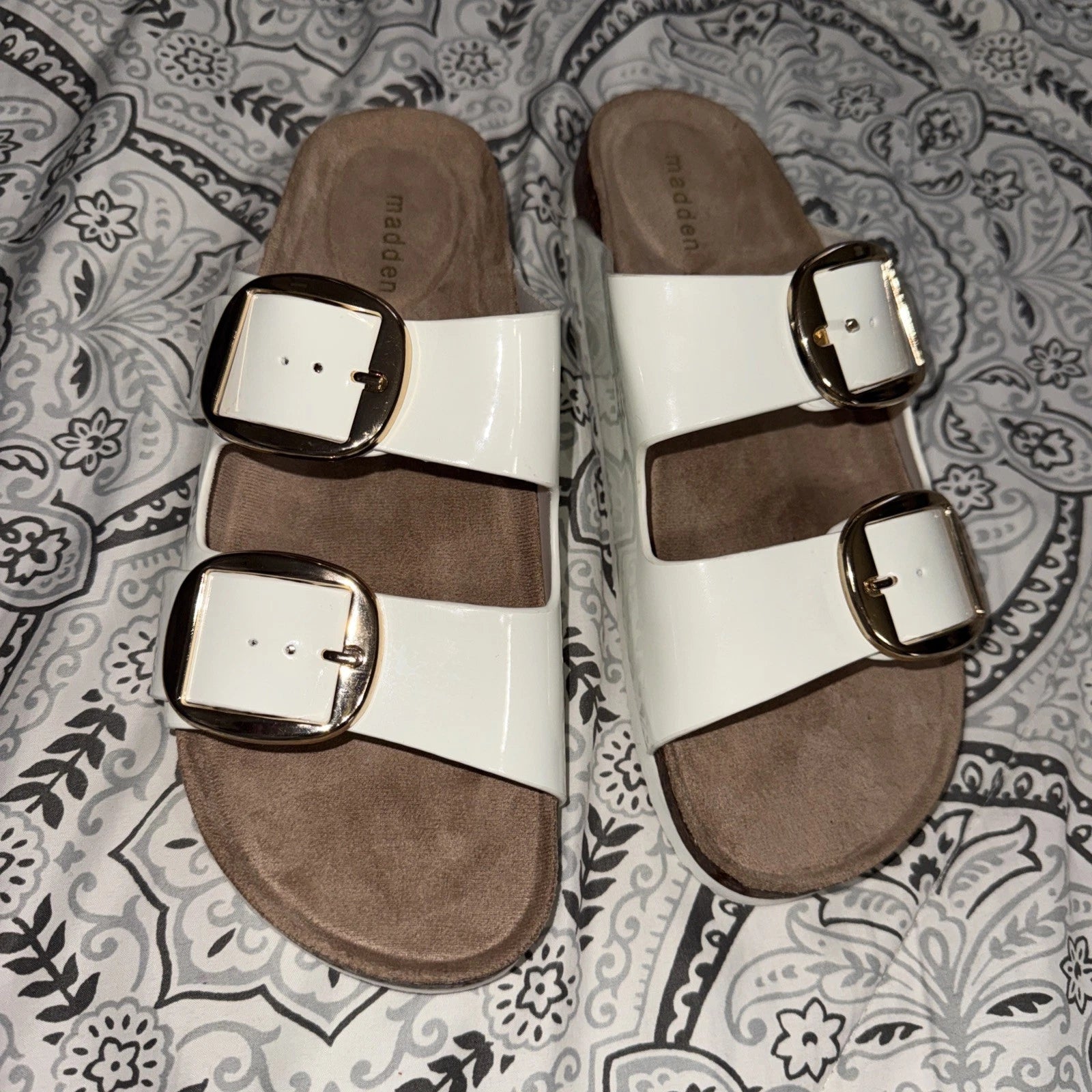 Madden Girl White Gold Bodie 2-Strap Buckle Footbed Sandals Woman’s Size 7M