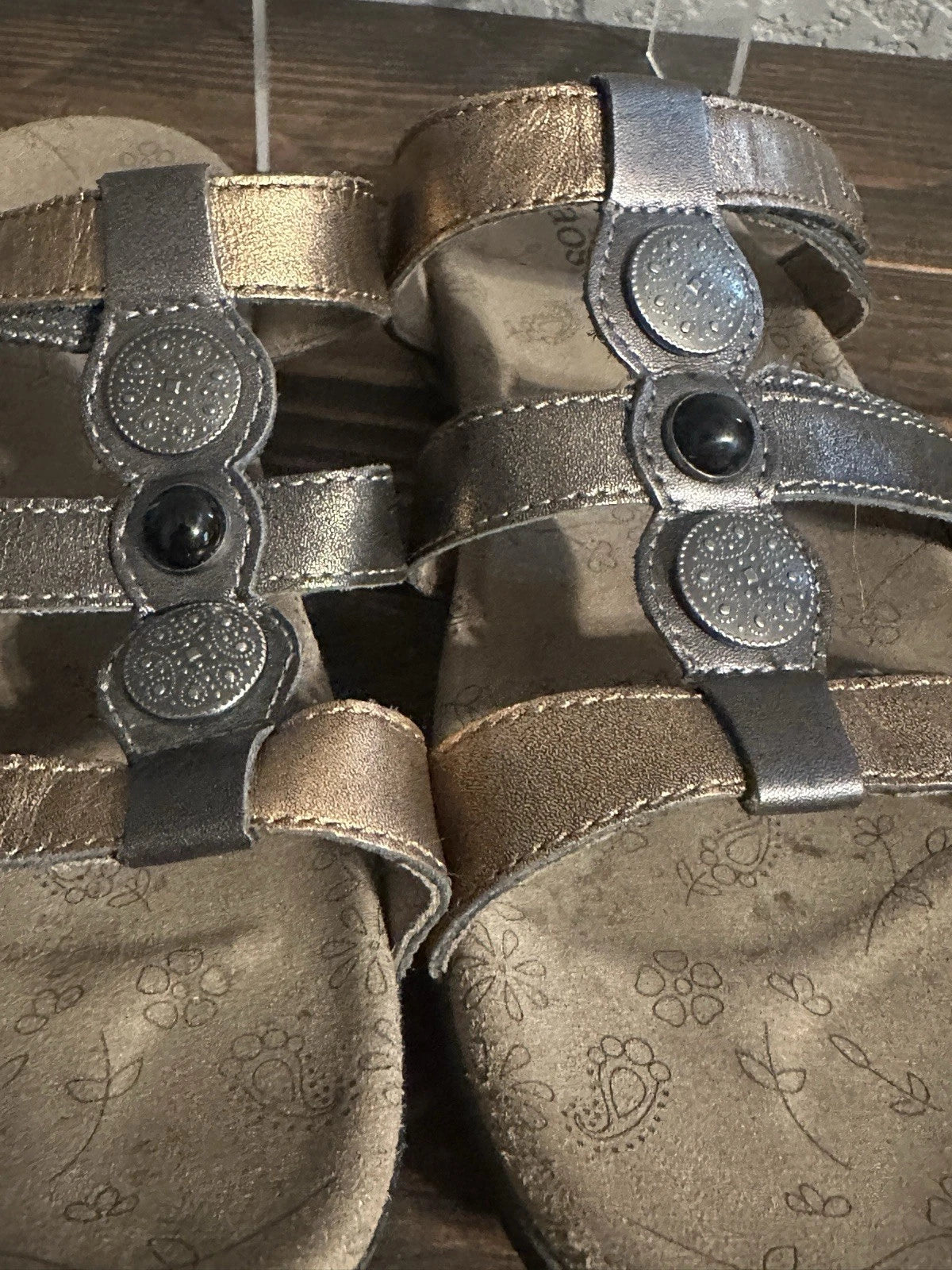 TAOS Prize Sandals Womens 8 Bronze Three Strap Leather Slide Strappy Slip On