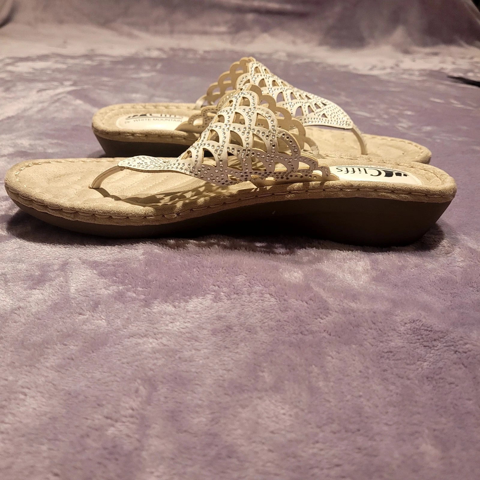 Cliffs Cameo Thong Sandals Sz 9M White Faux Leather Sparkles Lace Wedge Style