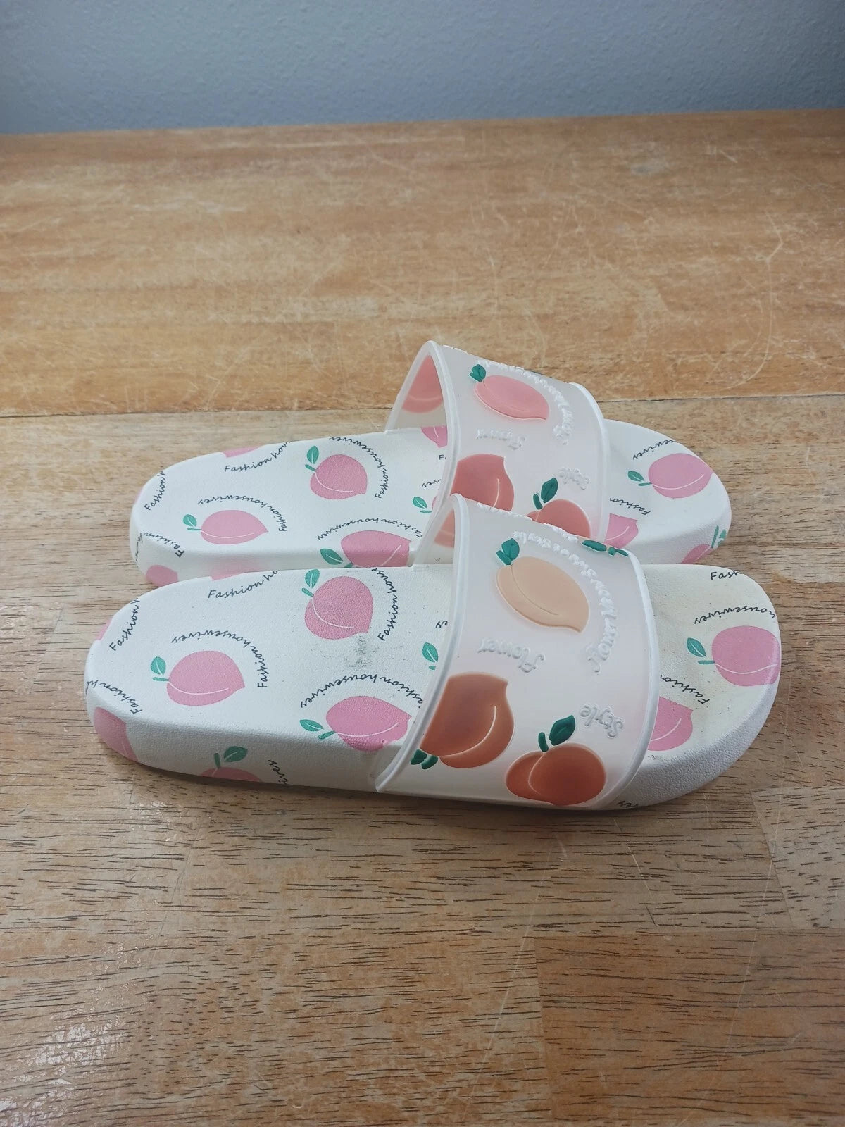 Fashion Housewives Peach Slides Sz 34/35