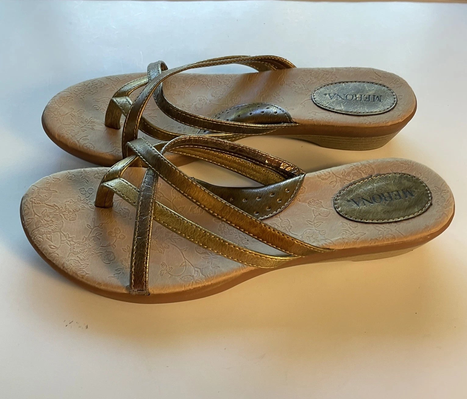Merona  Bronze Gold Multi Tones  Bands  Sandals Sz 10 M Comfort Style Flip Flops