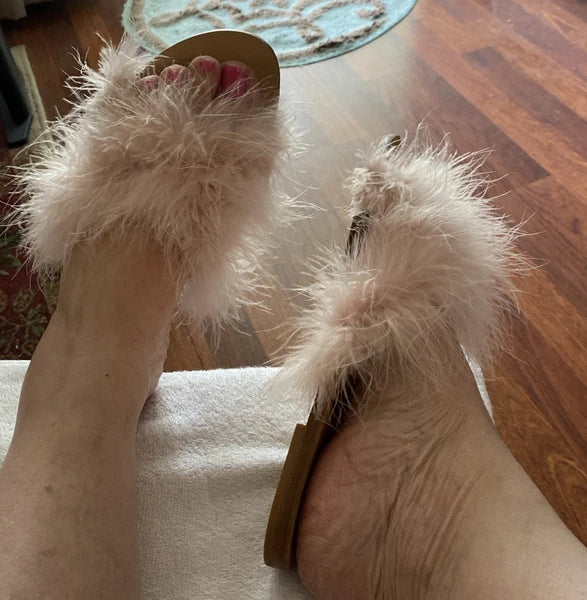 Raye Women 8.5 Pink Feather “Marabou Style”Leather Slides Sandals