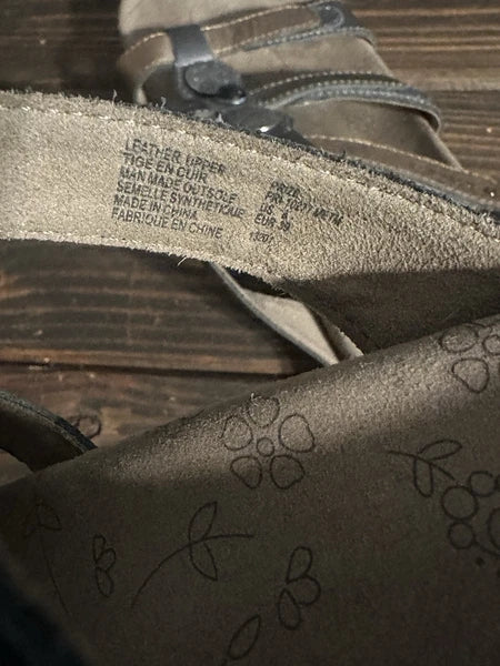 TAOS Prize Sandals Womens 8 Bronze Three Strap Leather Slide Strappy Slip On