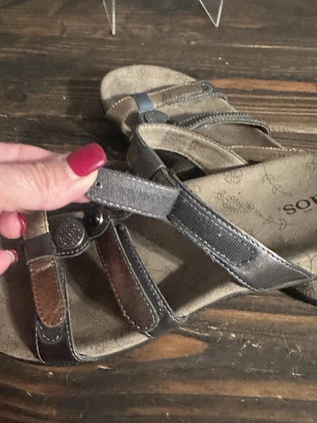 TAOS Prize Sandals Womens 8 Bronze Three Strap Leather Slide Strappy Slip On