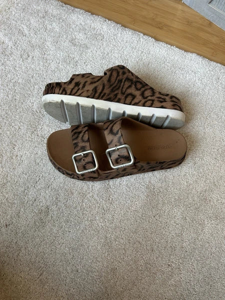 J/Slides Women’s Size 8 Platform Sandals, Leopard Print Style, Great Condition.