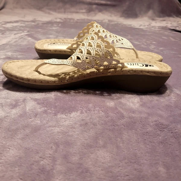 Cliffs Cameo Thong Sandals Sz 9M White Faux Leather Sparkles Lace Wedge Style