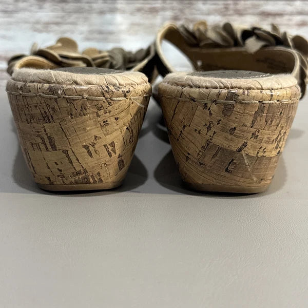 -NEAR MINT- Women’s 8 b.o.c Born Concept Fashion Sandals Flowers Cork Slides