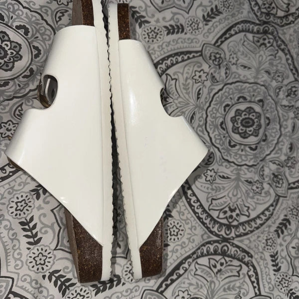 Madden Girl White Gold Bodie 2-Strap Buckle Footbed Sandals Woman’s Size 7M